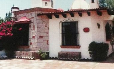 SE RENTA CASA AMUEBLADA DE UN PISO CON ALBERCA CUBIERTA EN EL CLUB DE GOLF TEQUISQUIAPAN MUY CERCA DEL CENTRO