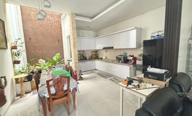 RUMAH MEWAH 2 LANTAI  CARPORT LUAS FULL FURNISHED AKSES STRATEGIS