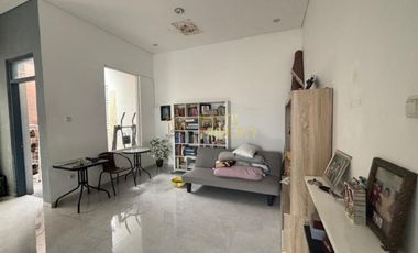 RUMAH MEWAH 2 LANTAI  CARPORT LUAS FULL FURNISHED AKSES STRATEGIS