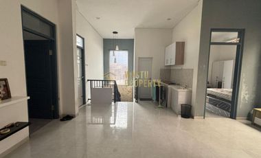 RUMAH MEWAH 2 LANTAI  CARPORT LUAS FULL FURNISHED AKSES STRATEGIS