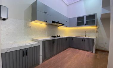 RUMAH MEWAH SEMI FURNISHED DEKAT MALL DI JOGJA,MURAH!