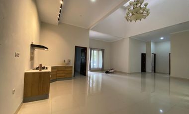RUMAH MEWAH SEMI FURNISHED DEKAT MALL DI JOGJA,MURAH!