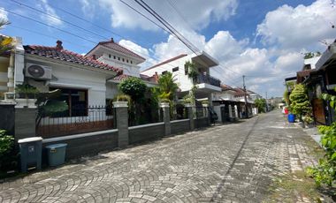 RUMAH MEWAH SEMI FURNISHED DEKAT MALL DI JOGJA,MURAH!