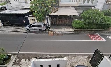Hunian Nyaman untuk Keluarga, Akses Mudah ke Mana Saja.” Disewakan Rumah 3 lantai unfurnish di rawa kepa raya tomang  lokasi di pinggir jalan