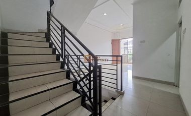 Hunian Nyaman untuk Keluarga, Akses Mudah ke Mana Saja.” Disewakan Rumah 3 lantai unfurnish di rawa kepa raya tomang  lokasi di pinggir jalan