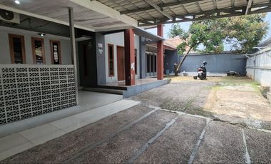 Disewakan Rumah Besar dengan harga murah di Pinggir Jalan Mekar Sari Depok