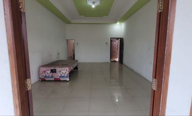 Disewakan Rumah Besar dengan harga murah di Pinggir Jalan Mekar Sari Depok