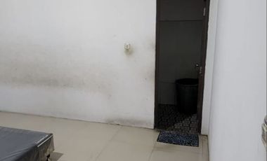 Disewakan Rumah Besar dengan harga murah di Pinggir Jalan Mekar Sari Depok