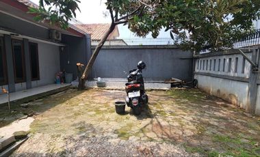 Disewakan Rumah Besar dengan harga murah di Pinggir Jalan Mekar Sari Depok