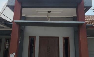 Disewakan Rumah Besar dengan harga murah di Pinggir Jalan Mekar Sari Depok