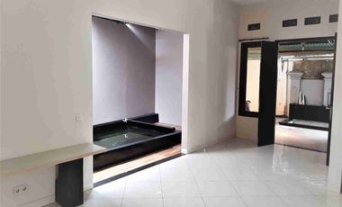 Rumah Luas Bisa Kantor  Parkir 5 Mobil Jagakarsa