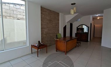 En Machala, Av. Onceava Norte se Vende Villa con losa para Proyección de otro piso