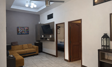 PROPIEDAD MULTIFAMILIAR: CASA PRINCIPAL + 2 DEPARTAMENTOS INDEPENDIENTES.