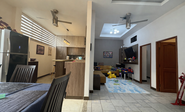 PROPIEDAD MULTIFAMILIAR: CASA PRINCIPAL + 2 DEPARTAMENTOS INDEPENDIENTES.