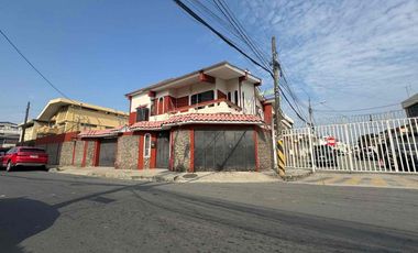 PROPIEDAD MULTIFAMILIAR: CASA PRINCIPAL + 2 DEPARTAMENTOS INDEPENDIENTES.
