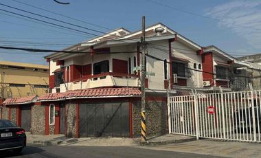 PROPIEDAD MULTIFAMILIAR: CASA PRINCIPAL + 2 DEPARTAMENTOS INDEPENDIENTES.