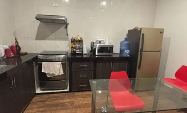 Alquiler de casita amoblada, dentro de condominio, perfecta para mudarse y sentirse en casa desde el primer dia.