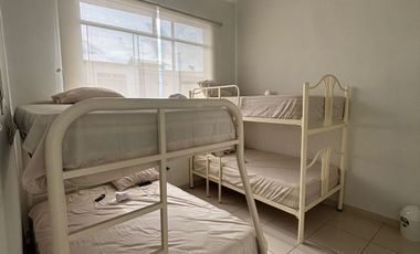 Alquiler de casita amoblada, dentro de condominio, perfecta para mudarse y sentirse en casa desde el primer dia.