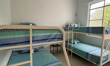 Alquiler de casita amoblada, dentro de condominio, perfecta para mudarse y sentirse en casa desde el primer dia.