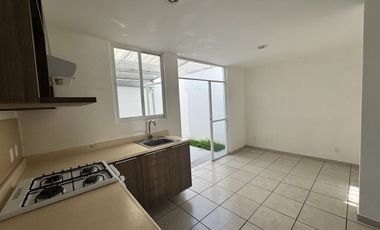 Casa en renta en Coto en Parques de Tesistan