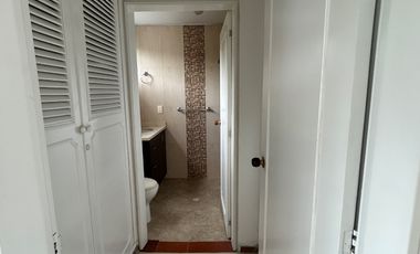 VENDO APARTAMENTO PARA REMODELAR A SU GUSTO EN EDIFICIO TORREON EN CABECERA DEL LLANO EN BUCARAMANGA