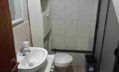 ARRIENDO DEPARTAMENTO AMOBLADO Y EQUIPADO EN PRIMER PISO, PLANTA BAJA DE BLOCK. ESTACIONAMIENTO PRIVADO EN ANTEJARDÍN CERCADO.
DISPONE DE 2 AMPLIAS HABITACIONES, 5 CAMAS, 1 BAÑO, LIVING COMEDOR, COCINA EQUIPADA, TV CABLE Y WIFI.
UBICACIÓN EN CALLE SANTA BLANCA, A 2 CUADRAS DE LA AVENIDA O'HIGGINS.
ESPECIAL A EMPRESAS. CONTAMOS CON FACTURA.
DISPONIBILIDAD DE ARRIENDO DIARIO SEMANAL Y MENSUAL.
CONTACTOS WHATSAPP Y LLAMADAS;
➕5️⃣6️⃣9️⃣8️⃣6️⃣7️⃣6️⃣4️⃣6️⃣4️⃣5️⃣