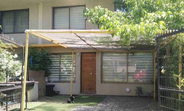 ARRIENDO DEPARTAMENTO AMOBLADO Y EQUIPADO EN PRIMER PISO, PLANTA BAJA DE BLOCK. ESTACIONAMIENTO PRIVADO EN ANTEJARDÍN CERCADO.
DISPONE DE 2 AMPLIAS HABITACIONES, 5 CAMAS, 1 BAÑO, LIVING COMEDOR, COCINA EQUIPADA, TV CABLE Y WIFI.
UBICACIÓN EN CALLE SANTA BLANCA, A 2 CUADRAS DE LA AVENIDA O'HIGGINS.
ESPECIAL A EMPRESAS. CONTAMOS CON FACTURA.
DISPONIBILIDAD DE ARRIENDO DIARIO SEMANAL Y MENSUAL.
CONTACTOS WHATSAPP Y LLAMADAS;
➕5️⃣6️⃣9️⃣8️⃣6️⃣7️⃣6️⃣4️⃣6️⃣4️⃣5️⃣