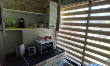 ARRIENDO DEPARTAMENTO AMOBLADO Y EQUIPADO EN PRIMER PISO, PLANTA BAJA DE BLOCK. ESTACIONAMIENTO PRIVADO EN ANTEJARDÍN CERCADO.
DISPONE DE 2 AMPLIAS HABITACIONES, 5 CAMAS, 1 BAÑO, LIVING COMEDOR, COCINA EQUIPADA, TV CABLE Y WIFI.
UBICACIÓN EN CALLE SANTA BLANCA, A 2 CUADRAS DE LA AVENIDA O'HIGGINS.
ESPECIAL A EMPRESAS. CONTAMOS CON FACTURA.
DISPONIBILIDAD DE ARRIENDO DIARIO SEMANAL Y MENSUAL.
CONTACTOS WHATSAPP Y LLAMADAS;
➕5️⃣6️⃣9️⃣8️⃣6️⃣7️⃣6️⃣4️⃣6️⃣4️⃣5️⃣