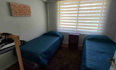 ARRIENDO DEPARTAMENTO AMOBLADO Y EQUIPADO EN PRIMER PISO, PLANTA BAJA DE BLOCK. ESTACIONAMIENTO PRIVADO EN ANTEJARDÍN CERCADO.
DISPONE DE 2 AMPLIAS HABITACIONES, 5 CAMAS, 1 BAÑO, LIVING COMEDOR, COCINA EQUIPADA, TV CABLE Y WIFI.
UBICACIÓN EN CALLE SANTA BLANCA, A 2 CUADRAS DE LA AVENIDA O'HIGGINS.
ESPECIAL A EMPRESAS. CONTAMOS CON FACTURA.
DISPONIBILIDAD DE ARRIENDO DIARIO SEMANAL Y MENSUAL.
CONTACTOS WHATSAPP Y LLAMADAS;
➕5️⃣6️⃣9️⃣8️⃣6️⃣7️⃣6️⃣4️⃣6️⃣4️⃣5️⃣