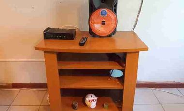 ARRIENDO DEPARTAMENTO AMOBLADO Y EQUIPADO EN PRIMER PISO, PLANTA BAJA DE BLOCK. ESTACIONAMIENTO PRIVADO EN ANTEJARDÍN CERCADO.
DISPONE DE 2 AMPLIAS HABITACIONES, 5 CAMAS, 1 BAÑO, LIVING COMEDOR, COCINA EQUIPADA, TV CABLE Y WIFI.
UBICACIÓN EN CALLE SANTA BLANCA, A 2 CUADRAS DE LA AVENIDA O'HIGGINS.
ESPECIAL A EMPRESAS. CONTAMOS CON FACTURA.
DISPONIBILIDAD DE ARRIENDO DIARIO SEMANAL Y MENSUAL.
CONTACTOS WHATSAPP Y LLAMADAS;
➕5️⃣6️⃣9️⃣8️⃣6️⃣7️⃣6️⃣4️⃣6️⃣4️⃣5️⃣