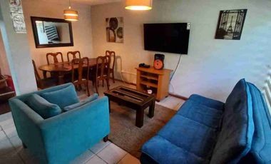 ARRIENDO DEPARTAMENTO AMOBLADO Y EQUIPADO EN PRIMER PISO, PLANTA BAJA DE BLOCK. ESTACIONAMIENTO PRIVADO EN ANTEJARDÍN CERCADO.
DISPONE DE 2 AMPLIAS HABITACIONES, 5 CAMAS, 1 BAÑO, LIVING COMEDOR, COCINA EQUIPADA, TV CABLE Y WIFI.
UBICACIÓN EN CALLE SANTA BLANCA, A 2 CUADRAS DE LA AVENIDA O'HIGGINS.
ESPECIAL A EMPRESAS. CONTAMOS CON FACTURA.
DISPONIBILIDAD DE ARRIENDO DIARIO SEMANAL Y MENSUAL.
CONTACTOS WHATSAPP Y LLAMADAS;
➕5️⃣6️⃣9️⃣8️⃣6️⃣7️⃣6️⃣4️⃣6️⃣4️⃣5️⃣