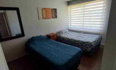 ARRIENDO DEPARTAMENTO AMOBLADO Y EQUIPADO EN PRIMER PISO, PLANTA BAJA DE BLOCK. ESTACIONAMIENTO PRIVADO EN ANTEJARDÍN CERCADO.
DISPONE DE 2 AMPLIAS HABITACIONES, 5 CAMAS, 1 BAÑO, LIVING COMEDOR, COCINA EQUIPADA, TV CABLE Y WIFI.
UBICACIÓN EN CALLE SANTA BLANCA, A 2 CUADRAS DE LA AVENIDA O'HIGGINS.
ESPECIAL A EMPRESAS. CONTAMOS CON FACTURA.
DISPONIBILIDAD DE ARRIENDO DIARIO SEMANAL Y MENSUAL.
CONTACTOS WHATSAPP Y LLAMADAS;
➕5️⃣6️⃣9️⃣8️⃣6️⃣7️⃣6️⃣4️⃣6️⃣4️⃣5️⃣