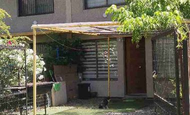 ARRIENDO DEPARTAMENTO AMOBLADO Y EQUIPADO EN PRIMER PISO, PLANTA BAJA DE BLOCK. ESTACIONAMIENTO PRIVADO EN ANTEJARDÍN CERCADO.
DISPONE DE 2 AMPLIAS HABITACIONES, 5 CAMAS, 1 BAÑO, LIVING COMEDOR, COCINA EQUIPADA, TV CABLE Y WIFI.
UBICACIÓN EN CALLE SANTA BLANCA, A 2 CUADRAS DE LA AVENIDA O'HIGGINS.
ESPECIAL A EMPRESAS. CONTAMOS CON FACTURA.
DISPONIBILIDAD DE ARRIENDO DIARIO SEMANAL Y MENSUAL.
CONTACTOS WHATSAPP Y LLAMADAS;
➕5️⃣6️⃣9️⃣8️⃣6️⃣7️⃣6️⃣4️⃣6️⃣4️⃣5️⃣