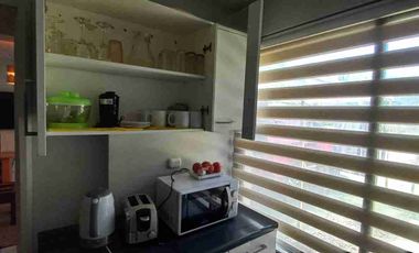 ARRIENDO DEPARTAMENTO AMOBLADO Y EQUIPADO EN PRIMER PISO, PLANTA BAJA DE BLOCK. ESTACIONAMIENTO PRIVADO EN ANTEJARDÍN CERCADO.
DISPONE DE 2 AMPLIAS HABITACIONES, 5 CAMAS, 1 BAÑO, LIVING COMEDOR, COCINA EQUIPADA, TV CABLE Y WIFI.
UBICACIÓN EN CALLE SANTA BLANCA, A 2 CUADRAS DE LA AVENIDA O'HIGGINS.
ESPECIAL A EMPRESAS. CONTAMOS CON FACTURA.
DISPONIBILIDAD DE ARRIENDO DIARIO SEMANAL Y MENSUAL.
CONTACTOS WHATSAPP Y LLAMADAS;
➕5️⃣6️⃣9️⃣8️⃣6️⃣7️⃣6️⃣4️⃣6️⃣4️⃣5️⃣