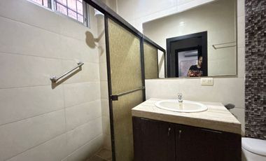 Departamento Semiamoblado en Alquiler en Lomas de Urdesa, 2 Habitaciones, 3 Baños, Garaje, Norte de Guayaquil.