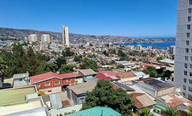 Departamento 2D Cerro Placeres, cercano plaza, con estacionamiento