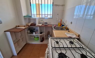 Departamento 2D Cerro Placeres, cercano plaza, con estacionamiento