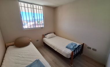 Departamento 2D Cerro Placeres, cercano plaza, con estacionamiento