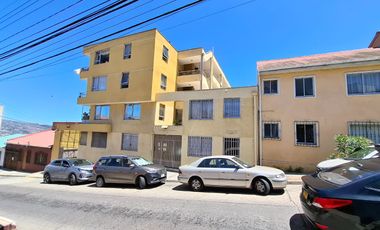Departamento 2D Cerro Placeres, cercano plaza, con estacionamiento