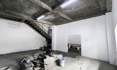 Di sewa gudang bizzpark 2 luas 600 m2 bangunan 2 lantai ada kantor lokasi aman bebas banjir lokasi strategis dekat ke kelapa gading , tol dan terminal pulo gadung di bizpark 2 penggilingan cakung Jakarta Timur