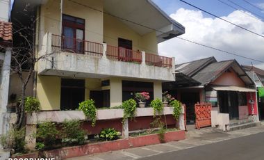 Rumah Barat Malioboro: Tepi Jl Aspal, Mobil Sampingan. SHM