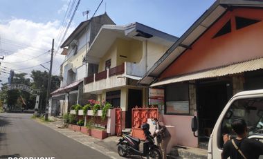 Rumah Barat Malioboro: Tepi Jl Aspal, Mobil Sampingan. SHM