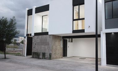 CASA EN VENTA EN PARQUE REAL
