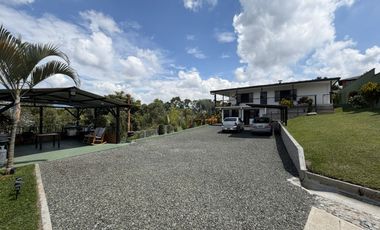 SE ARRIENDA CASA CAMPESTRE BIFAMILIAR SOBRE LA VIA CONDINA.