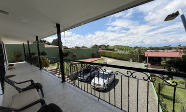 SE ARRIENDA CASA CAMPESTRE BIFAMILIAR SOBRE LA VIA CONDINA.