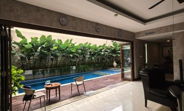 Dijual Rumah Resort Villa di Pusat Kemang Jakarta Selatan, Cluster Eksklusif Side Swimming Pool 4 KT Ensuite