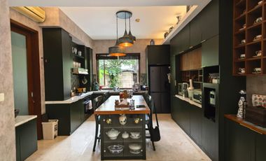 Dijual Rumah Resort Villa di Pusat Kemang Jakarta Selatan, Cluster Eksklusif Side Swimming Pool 4 KT Ensuite