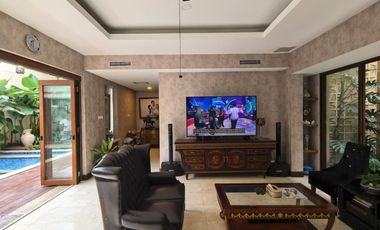 Dijual Rumah Resort Villa di Pusat Kemang Jakarta Selatan, Cluster Eksklusif Side Swimming Pool 4 KT Ensuite