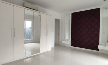 DIJUAL CEPAT RUMAH 3 LANTAI (SWIMMING POOL) DI RIVERVILLE LEBAK BULUS JAKARTA SELATAN