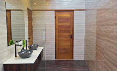 FOR SALE BEAUTIFUL VILLA WITH LARGE A SWIMMING POOL AT DENPASAR SELATAN